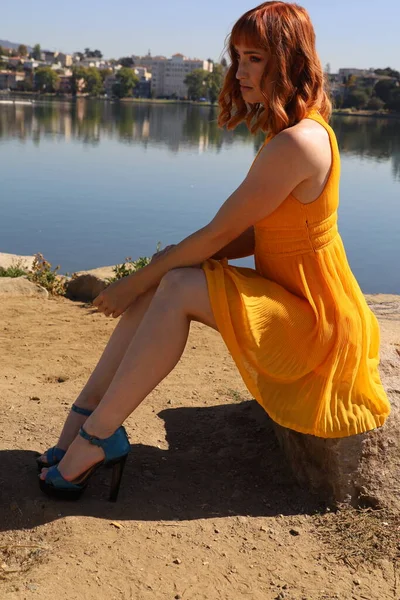 Foto Uma Menina Branca Bonita Vestido Bonito Frente Lago — Fotografia de Stock