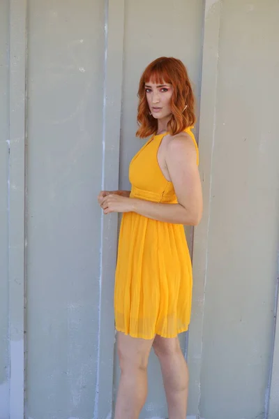 Foto Uma Menina Branca Bonita Vestido Bonito Frente Lago — Fotografia de Stock