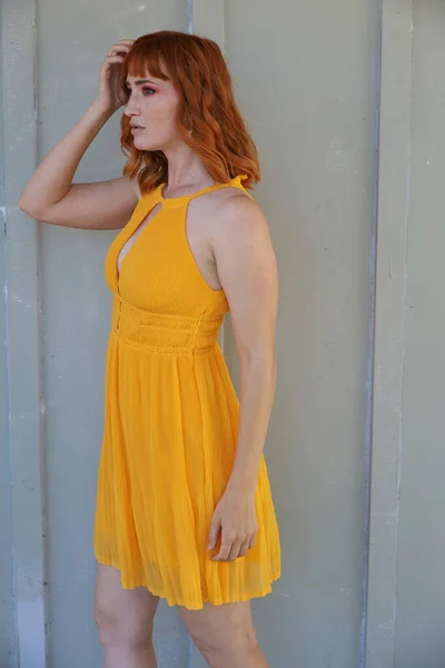 Foto Uma Menina Branca Bonita Vestido Bonito Frente Lago — Fotografia de Stock