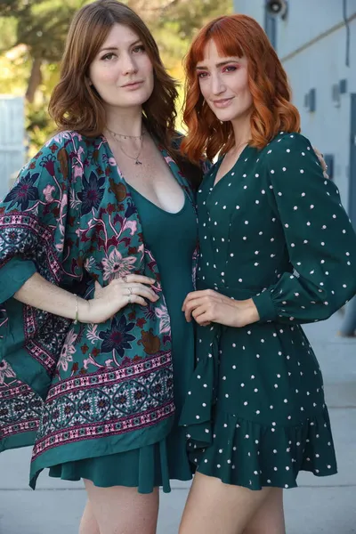 Foto Dos Chicas Blancas Hermosos Vestidos Cerca Edificio — Foto de Stock