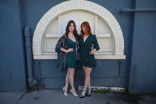 建物の近くの美しいドレスで2人の白い女の子の写真 — ストック写真