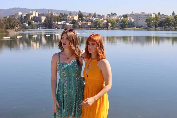 Foto Duas Meninas Brancas Belos Vestidos Frente Lago — Fotografia de Stock