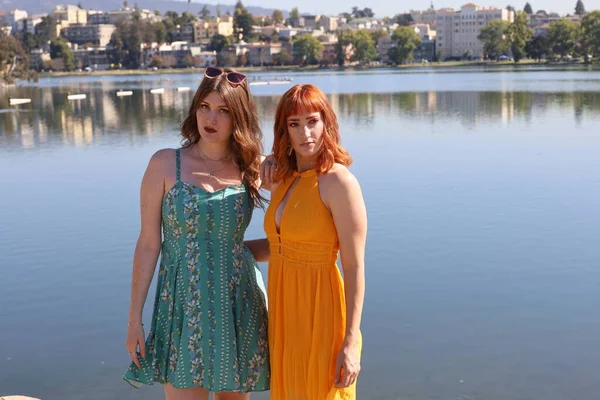 Foto Duas Meninas Brancas Belos Vestidos Frente Lago — Fotografia de Stock