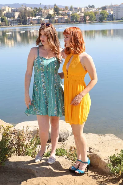 Foto Duas Meninas Brancas Belos Vestidos Frente Lago — Fotografia de Stock