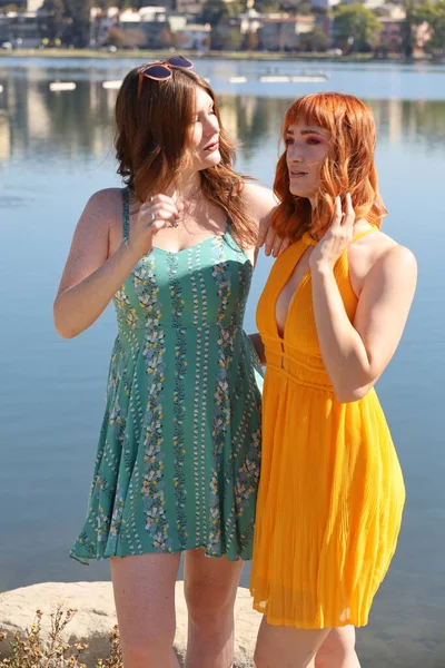 湖の前の美しいドレスで2人の白い女の子の写真 — ストック写真