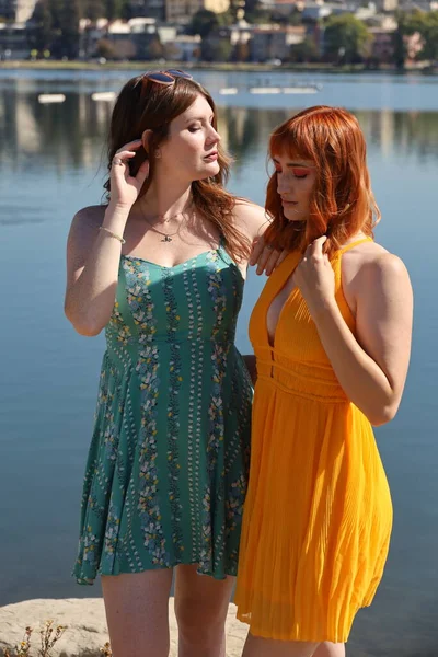 Foto Duas Meninas Brancas Belos Vestidos Frente Lago — Fotografia de Stock