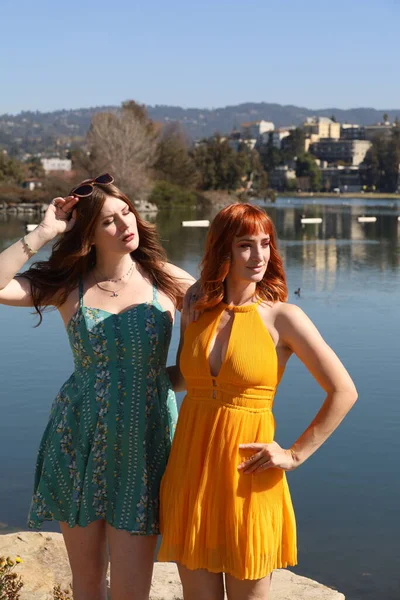 Foto Duas Meninas Brancas Belos Vestidos Frente Lago — Fotografia de Stock