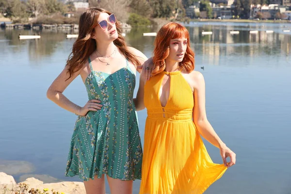 Foto Dos Chicas Blancas Hermosos Vestidos Frente Lago — Foto de Stock