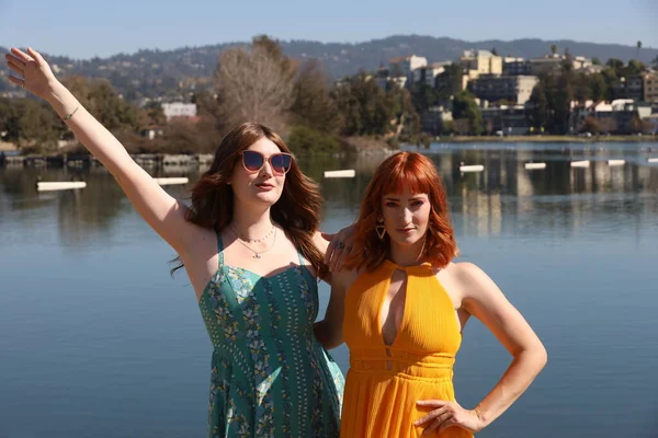 Foto Dos Chicas Blancas Hermosos Vestidos Frente Lago — Foto de Stock