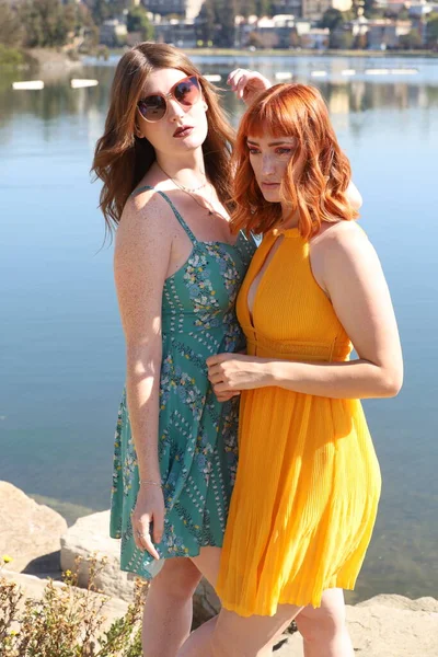 Foto Duas Meninas Brancas Belos Vestidos Frente Lago — Fotografia de Stock