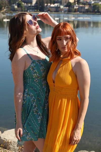 Foto Dos Chicas Blancas Hermosos Vestidos Frente Lago — Foto de Stock