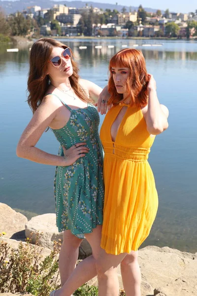 Foto Duas Meninas Brancas Belos Vestidos Frente Lago — Fotografia de Stock