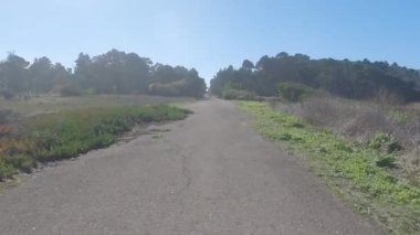 Mendocino dağlık arazilerinde bisiklet sürerken, Noyo Parkı, Mackeericher Eyalet Parkı