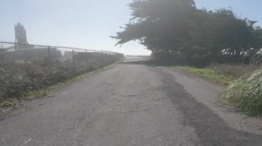 Mendocino dağlık arazilerinde bisiklet sürerken, Noyo Parkı, Mackeericher Eyalet Parkı