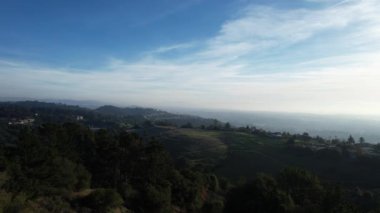 Chabot California Gölü 'ndeki orman ve göllerin üzerinde uçuyor.