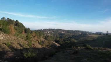 Chabot California Gölü 'ndeki orman ve göllerin üzerinde uçuyor.