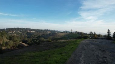 Chabot California Gölü 'ndeki orman ve göllerin üzerinde uçuyor.