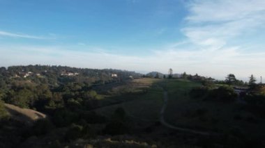 Chabot California Gölü 'ndeki orman ve göllerin üzerinde uçuyor.
