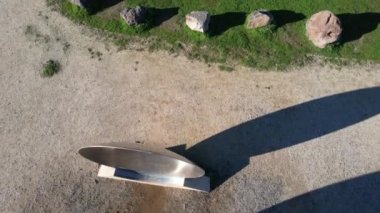 Heykellerin, bataklıkların ve Seal Point Parkı 'ndaki körfezin üzerinden uçuyor.