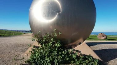 Heykellerin, bataklıkların ve Seal Point Parkı 'ndaki körfezin üzerinden uçuyor.