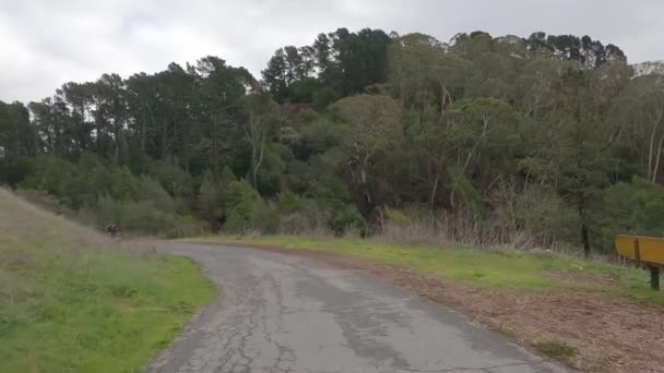 Fietsen Naar Beneden Inspiratiepunt San Pablo Reservoir Tilden Park Berkeley — Stockvideo