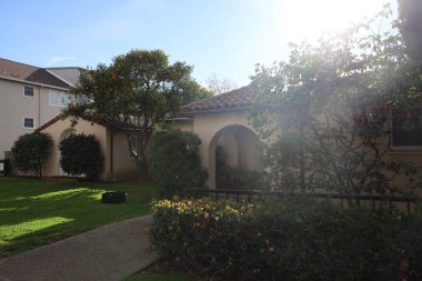 2 / 1 / 2022; Burlingame, California: Kaliforniya 'nın Burlingame şehrinde manzara ve caddeler, Trinity Lutheran kilisesi