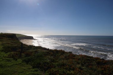 Yarım Ay Körfezi Kaliforniya sahil yolunun fotoğrafı.