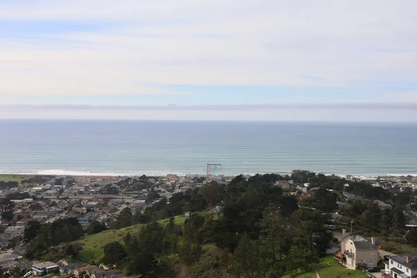 丘の上から太平洋 サンブルーノ サンフランシスコの街の写真 — ストック写真