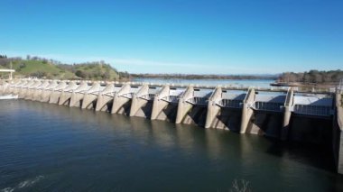 Natoma Dam California Gölü üzerinde uçuyor