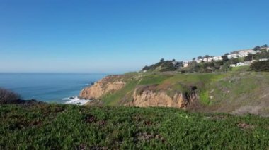 California otoyolu boyunca uçurumların üzerinde uçuyor.