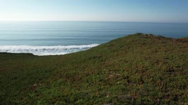 California otoyolu boyunca uçurumların üzerinde uçuyor.