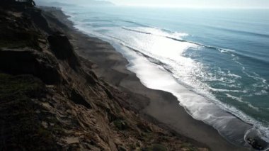 California otoyolu boyunca uçurumların üzerinde uçuyor.