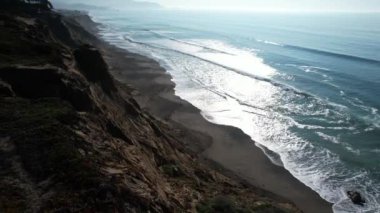California otoyolu boyunca uçurumların üzerinde uçuyor.