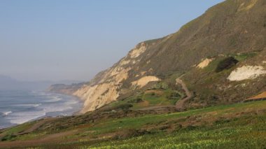 California otoyolu boyunca uçurumların ve okyanusların üzerinde uçuyor.