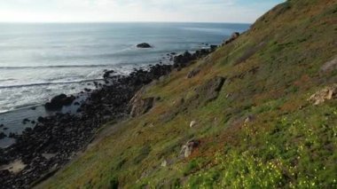 Yamaçların, plajların ve okyanusların üzerinde uçuyor Kaliforniya otoyolu boyunca.