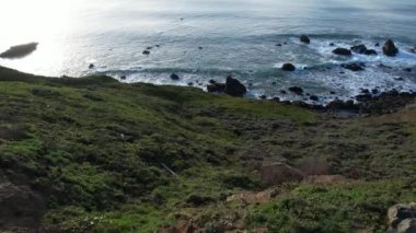 Yamaçların, plajların ve okyanusların üzerinde uçuyor Kaliforniya otoyolu boyunca.