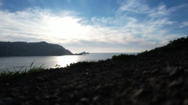 Yamaçların, plajların ve okyanusların üzerinde uçuyor Kaliforniya otoyolu boyunca.