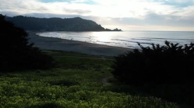 Yamaçların, plajların ve okyanusların üzerinde uçuyor Kaliforniya otoyolu boyunca.