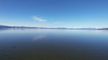 Kışın Tahoe Gölü üzerinde uçmak California 'da