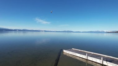 Kışın Tahoe Gölü üzerinde uçmak California 'da