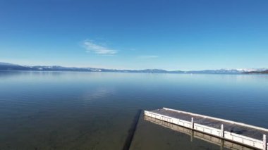 Kışın Tahoe Gölü üzerinde uçmak California 'da