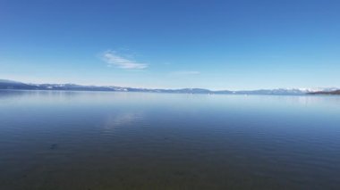 Kışın Tahoe Gölü üzerinde uçmak California 'da