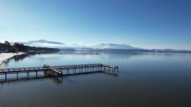 Kışın Tahoe Gölü üzerinde uçmak California 'da