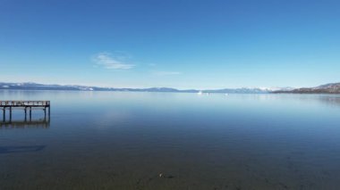 Kışın Tahoe Gölü üzerinde uçmak California 'da