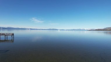 Kışın Tahoe Gölü üzerinde uçmak California 'da