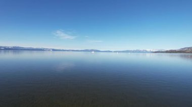 Kışın Tahoe Gölü üzerinde uçmak California 'da