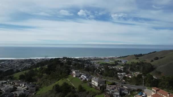 Voando Sobre Colinas Oceano Estrada Califórnia — Vídeo de Stock
