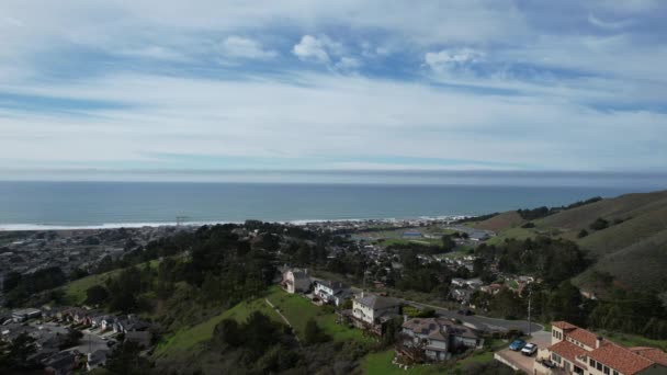 Пролетая Над Холмами Океаном Шоссе Номер Один Калифорнии — стоковое видео