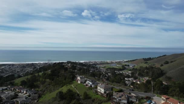 Пролетая Над Холмами Океаном Шоссе Номер Один Калифорнии — стоковое видео