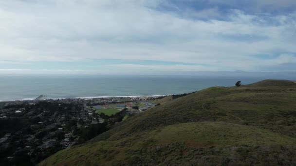 Volando Sobre Las Colinas Océano Carretera Uno California — Vídeos de Stock